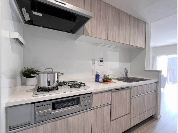 独立タイプのキッチンスペースには吊戸棚など収納充実