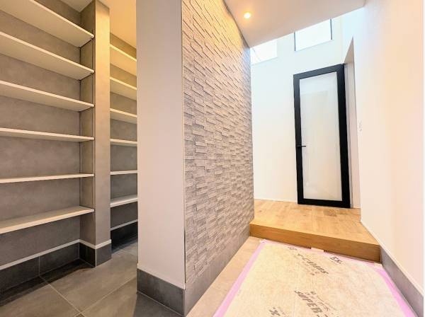 ゆとりの玄関スペース、家族の靴をしまっても余裕があります