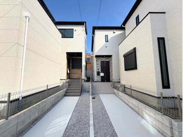 左側の建物です