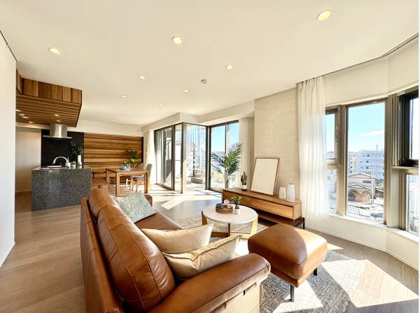 角住戸ならではの窓が多く開放的なLDK