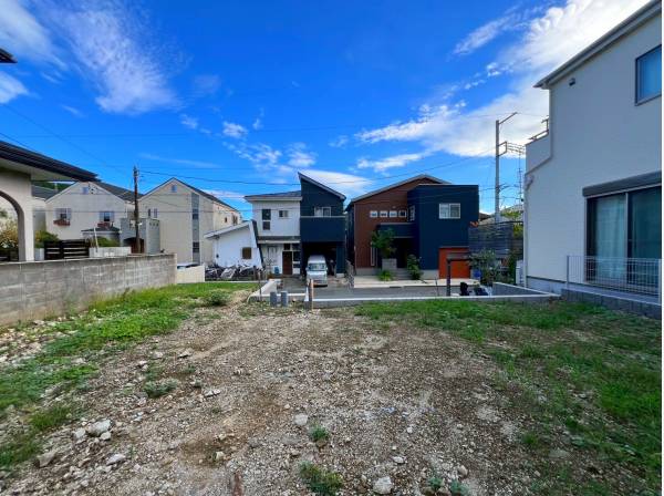 日当たりの良い整形地！カースペースもゆとりがありますね！