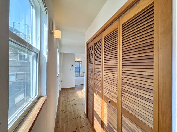 木の温もりを感じる、やさしい廊下の光景。