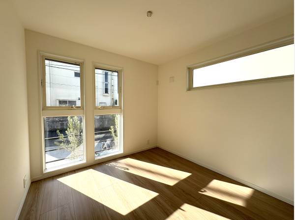 お部屋も南向きで燦々と陽が差し込みます。ＷＩＣも完備