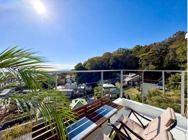 大磯の山並みと煌めく海をゆったりとした時間の中で眺める