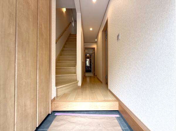 木の温もりを感じる玄関ホール 住空間を綺麗に保つ収納付きです