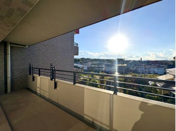 明るく開放的なワイドバルコニー