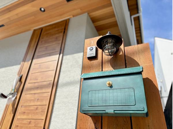 グリーンのポストやランプが可愛いお住まい