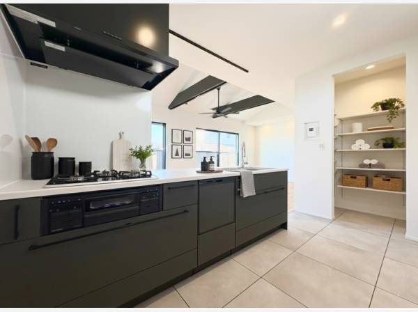 キッチン横にはパントリー完備※家具等はCGによるイメージ