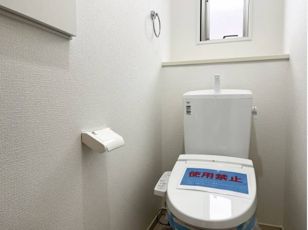 壁紙のアクセントがおしゃれなトイレ