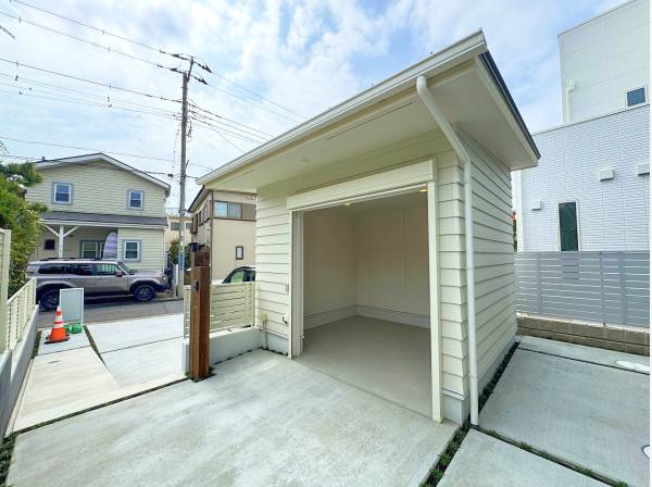 ガレージは結構広々。大型バイクもスロープがあるので楽々では？