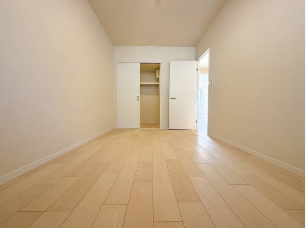 ウォークインクローゼットを完備した約7帖の洋室