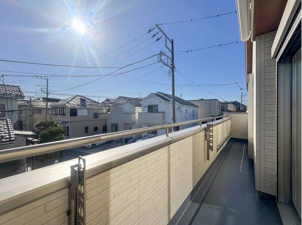 遮る建物がなく開放的な眺望を堪能できるバルコニー