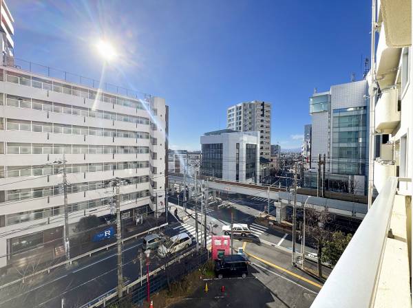 青い空の下を江ノ電が通り抜ける湘南らしい眺望