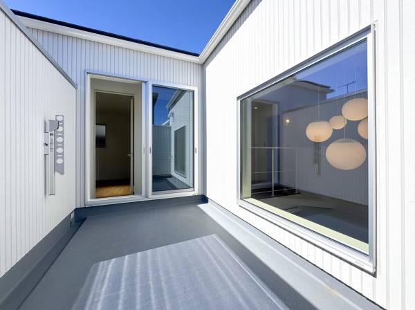 奥行きのあるバルコニーは陽当たり良好