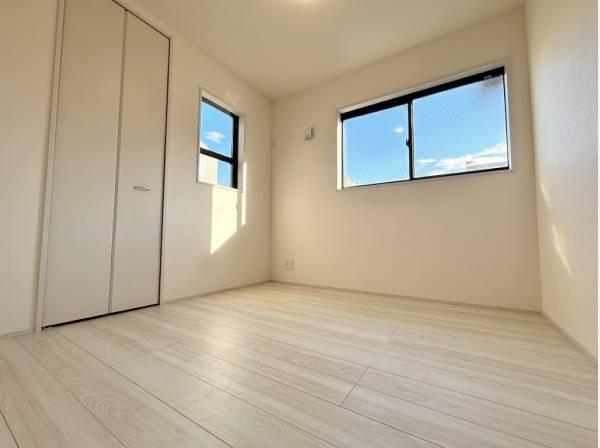 窓から柔らかな光が射し込む洋室 子供部屋にもぴったりです