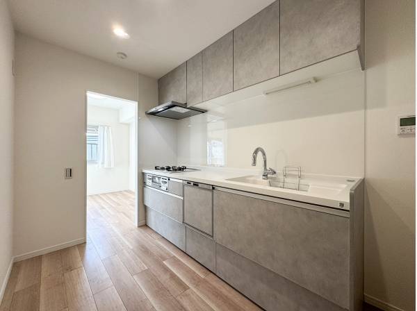 落ち着いたテイストのシステムキッチンは収納たっぷり！