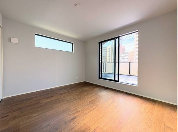 バルコニーへとつながる洋室