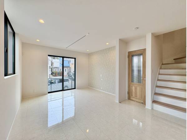 陽光差しこみリビングで家族団らんのひとときをお過ごしください