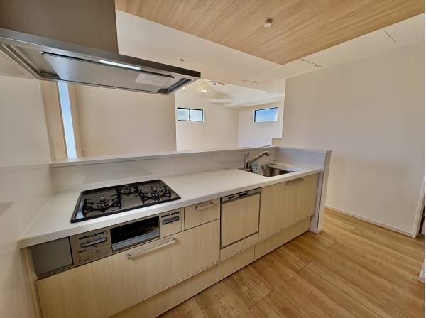 カウンターキッチンなので、料理をしながら家族と会話ができますね。