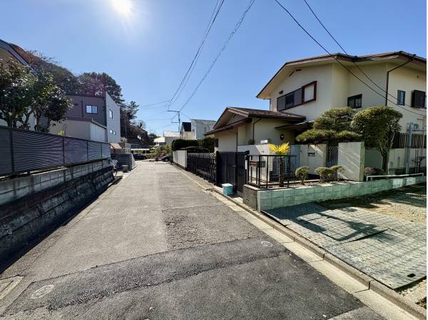 前面道路もゆとりがあり駐車も楽々です。