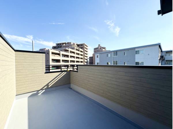 住宅には家族だけのプライベート時間を過ごすルーフバルコニー付き！