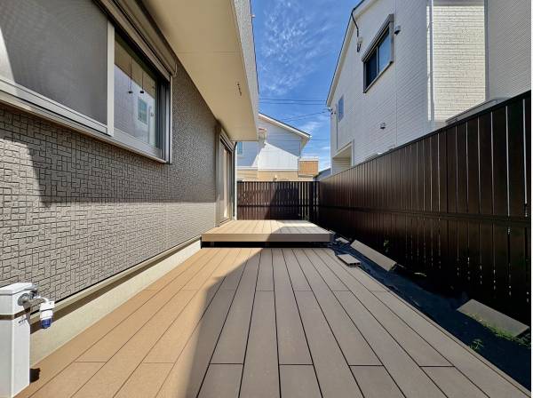 庭には広いウッドデッキがあります！
