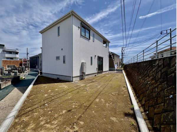 裏庭は広いので、犬を遊ばせたり、家庭菜園ができたりしますよ！