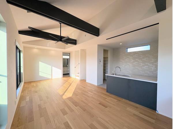 勾配天井が縦の広がりも感じさせてくれます