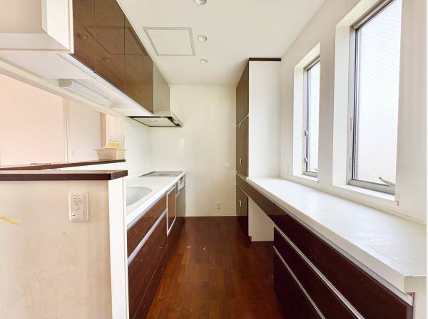 キッチンにはカップボードを設置。キッチンと同じ面材なので統一感のあるデザイン