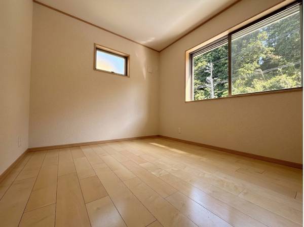 窓からは豊かな緑を望むことができ心安らぐ穏やかな住環境です