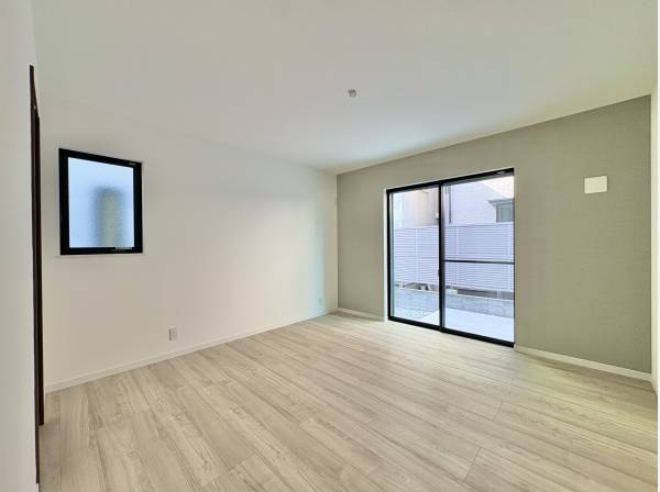 ２面採光の居室はとても明るい空間です