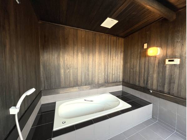 サウナ併設の檜張りの浴室、藤沢や鎌倉を見下ろす眺望は良好です