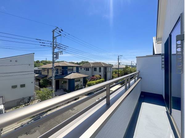 バルコニーは陽当たり良好で洗濯物が気持ち良く乾きます