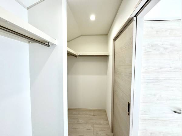 大容量の収納力となるファミリークローク