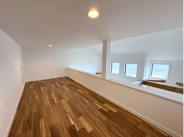 固定階段で上がれるロフトは収納としても大活躍