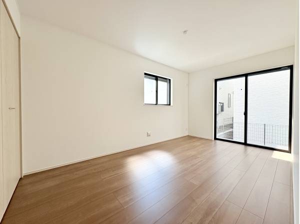 一階洋室7.5帖。クローゼット付きです