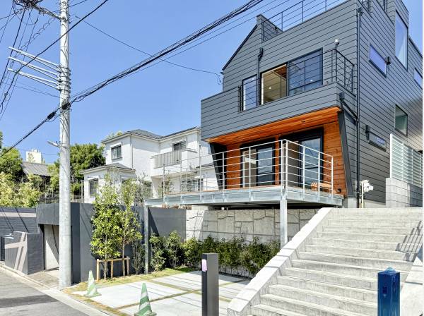 建物全体はブラックで、キリっとした素敵な印象です