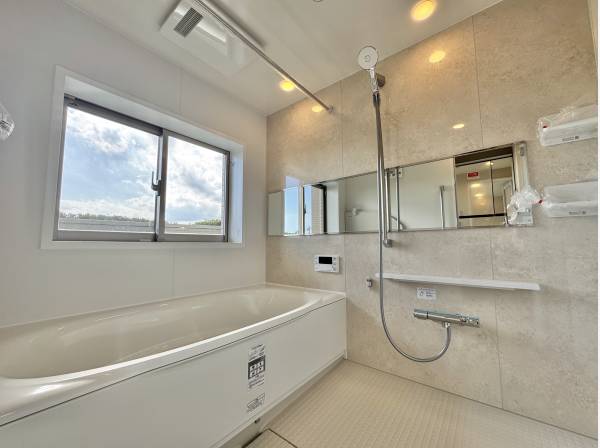 窓から光が差し込むバスルームで、癒しのバスタイムを満喫♪