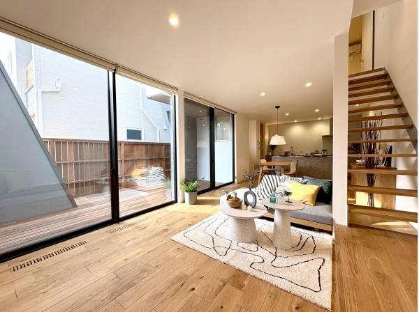 外と繋がるリビング