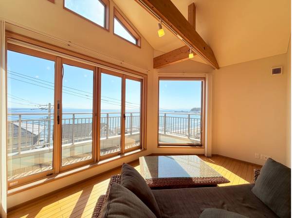 LDKの大きな窓からは美しいオーシャンビュー！