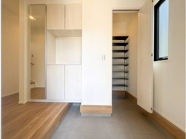 SICや姿見付きの収納など機能性豊かな玄関ホール