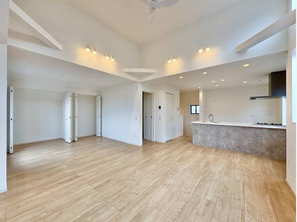 陽光が心地よく差し込む快適なリビングです