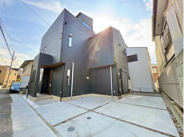 広々といした駐車場は２台駐車可能です（車種によります）