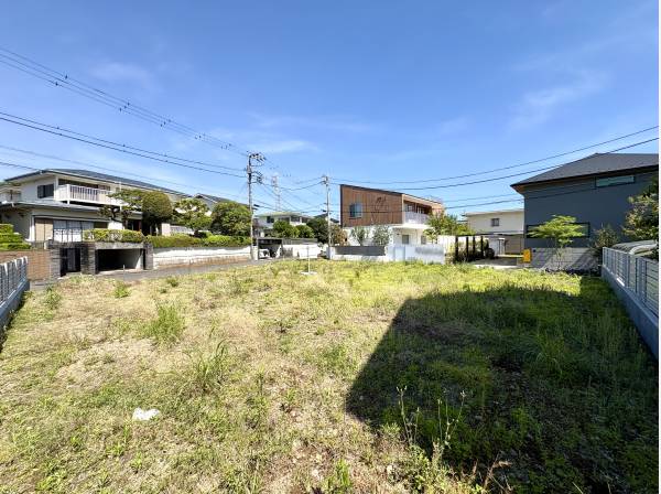 周囲の街並みと空が広がるロケーション