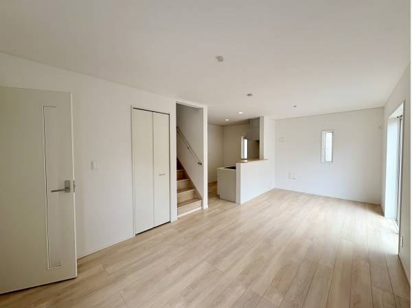 リビング収納あり。リビングを経由して2階に上がる間取りです。