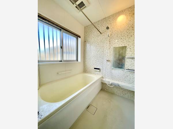 大きな窓から暖かい日が差し込む浴室