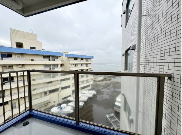 洋室と繋がるバルコニー。海を一望できます