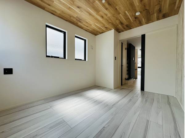 リビングに併設された約5.75帖の居室