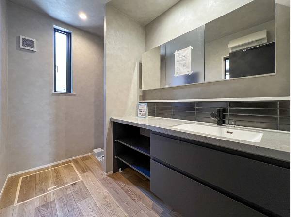 ワイドなカウンターが便利なパウダールーム