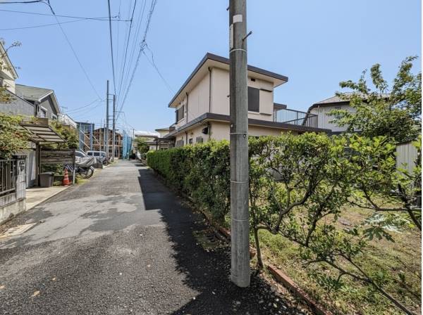 通り抜けのない道に面しており、車の通行が少なく落ち着いた環境です